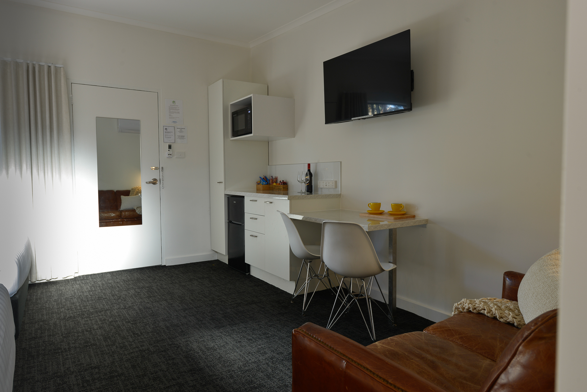 Twin Queen Suite - Image 3